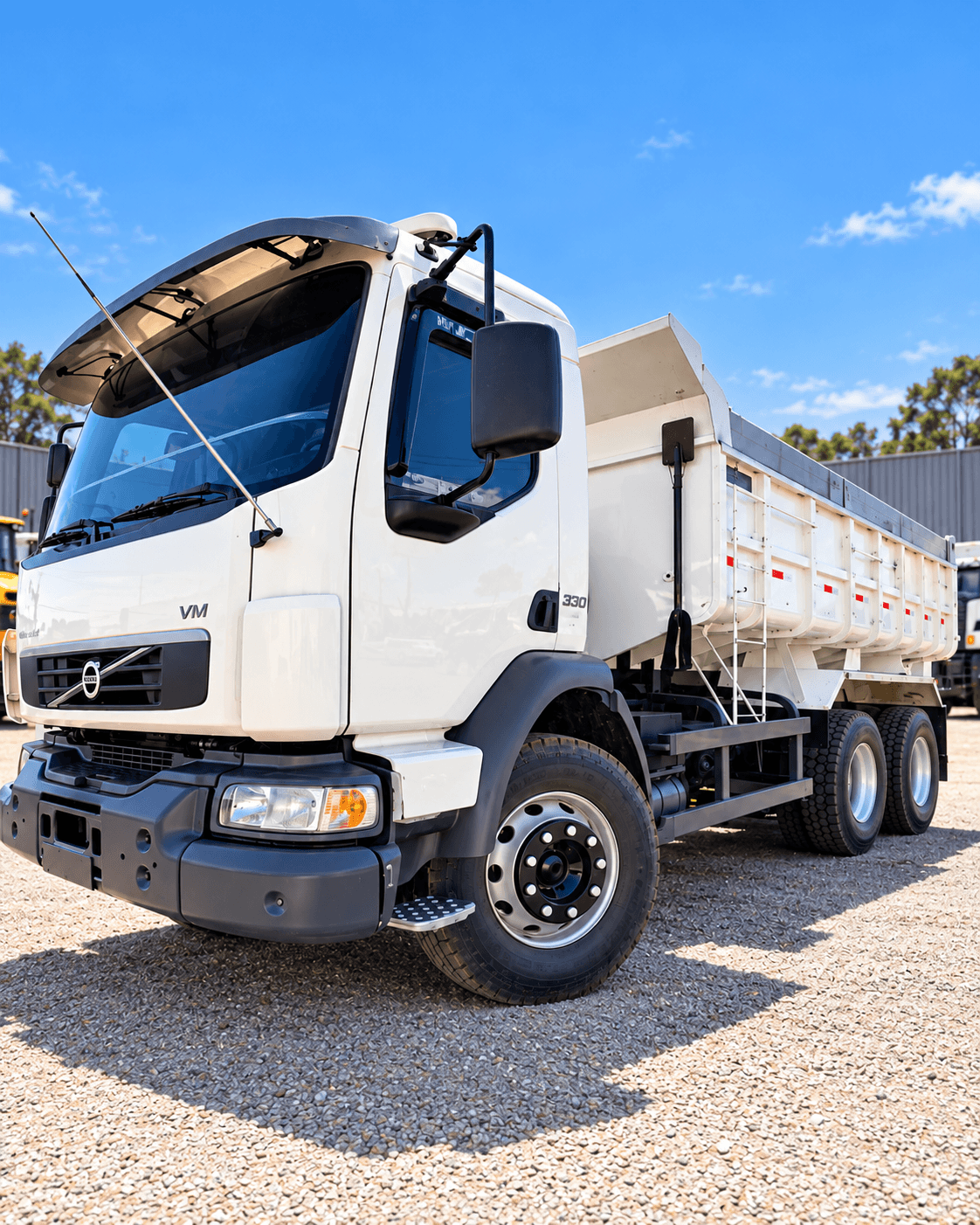 Caminhão Volvo VM 330 Traçado 2012/2013
